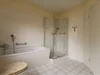 Badewanne mit Duschkabine und WC