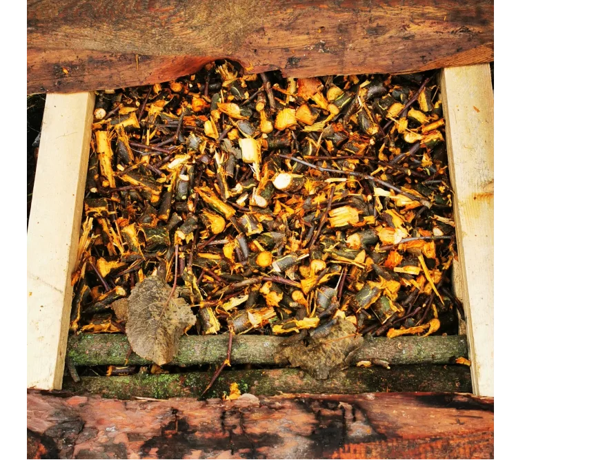 Holzrahmen gefüllt mit Holzhackschnitzeln