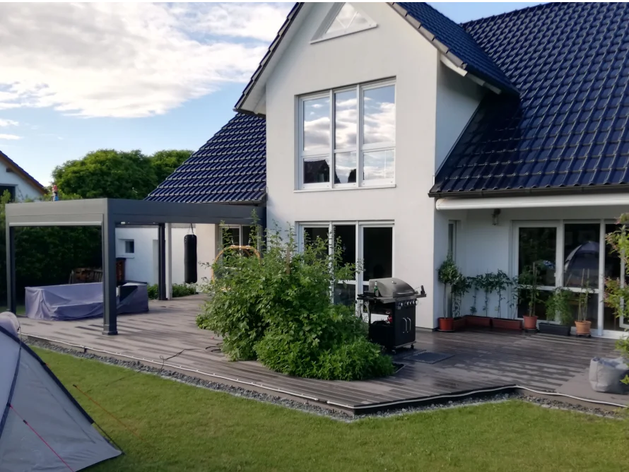 Terrasse mit Überdachung und Grill