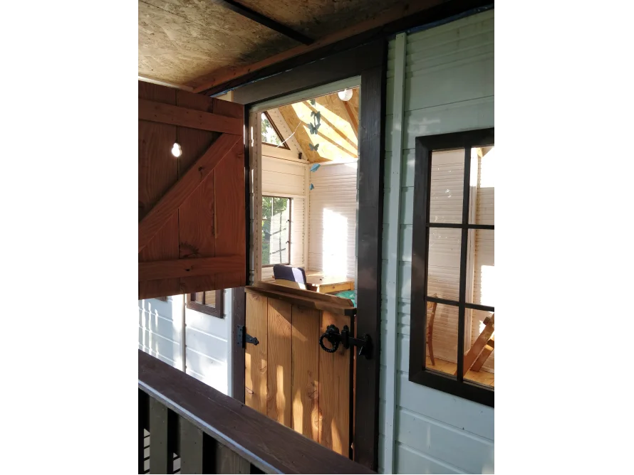 Innenansicht eines Gartenhauses mit offener Tür