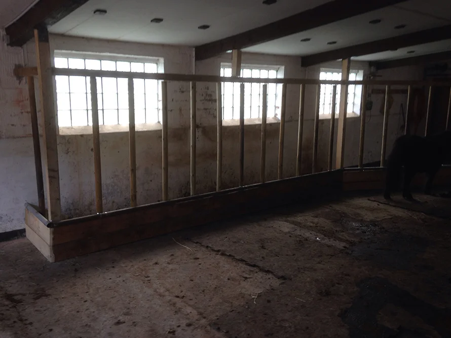 Leerer Pferdestall mit Futterkrippe