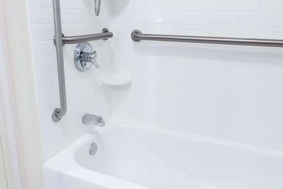 Badewanne mit Haltegriffen