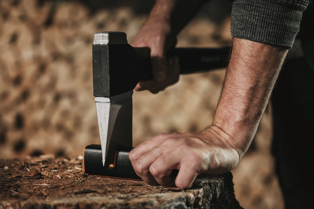Eine Person nutzt einen Fiskars Axtschärfer