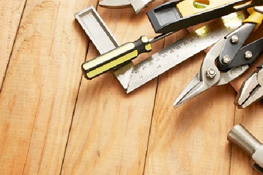 Werkzeug auf Holztisch