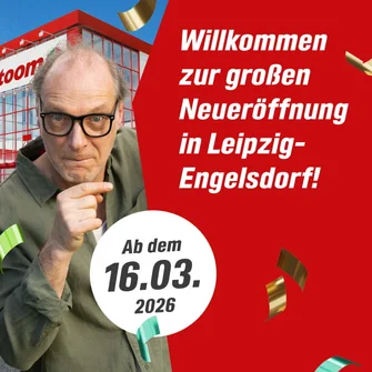 Eine Person kündigt die Neueröffnung eines Baumarktes in Leipzig-Engelsdorf an.