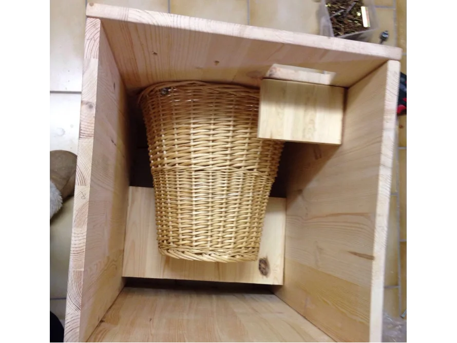 Einbau eines Weidenkorbes in ein Holzmöbelstück