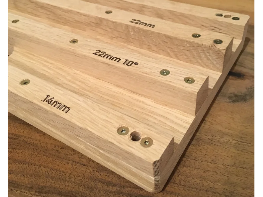 Holzkonstruktion mit Beschriftungen und Schrauben