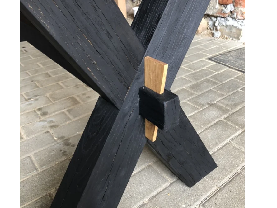 Schwarzes Holztischbein mit Holzverbindung