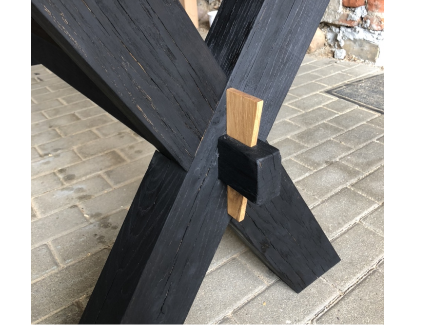 Schwarzes Holztischbein mit Holzverbindung
