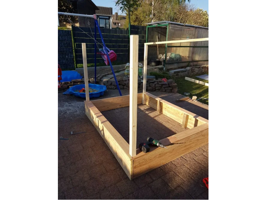 Holzgerüst mit Akkuschrauber