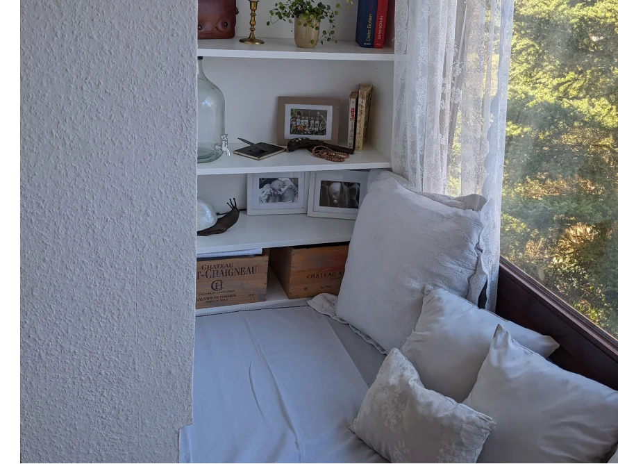 Gemütliche Fensternische mit Blick ins Grüne