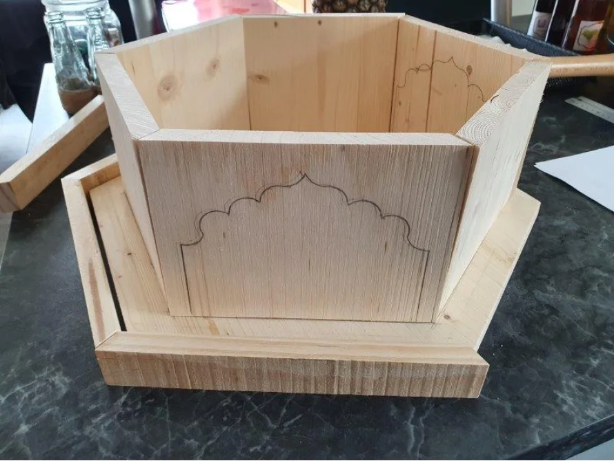 Sechseckiges Holzgestell