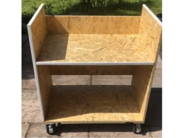 Holzregal mit zwei Ebenen auf Rollen