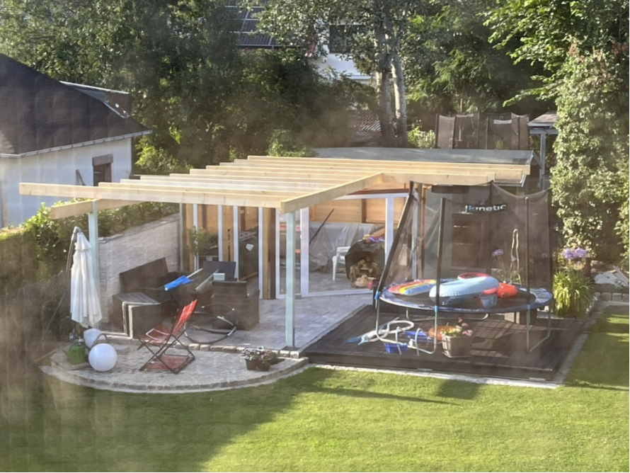 Rohbau eines Gartenhauses mit angrenzendem Trampolin