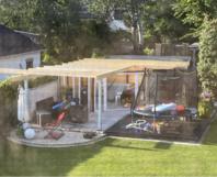 Rohbau eines Gartenhauses mit angrenzendem Trampolin