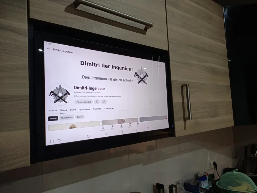 Ein Smartphone zeigt den YouTube-Kanal "Dimitri der Ingenieur".