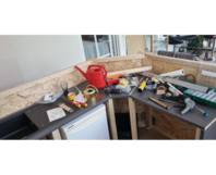 Gartenhausbau mit Werkzeug