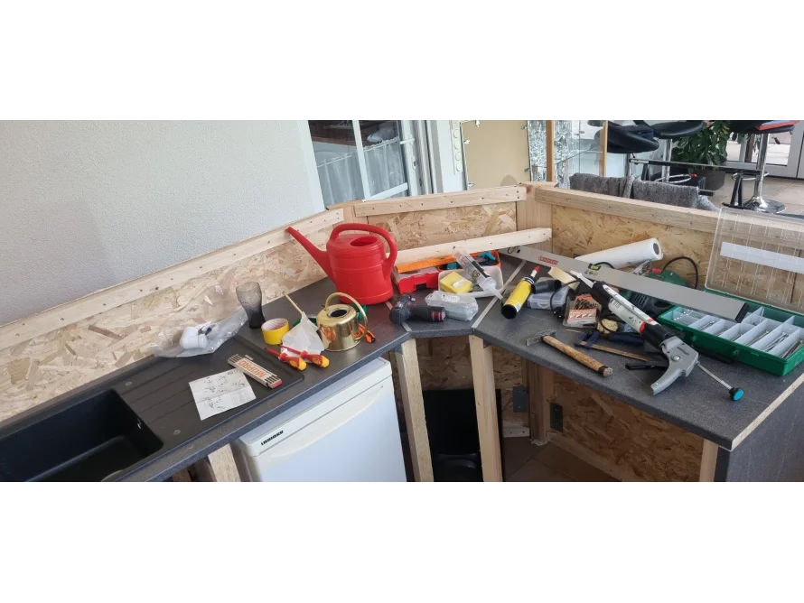 Gartenhausbau mit Werkzeug