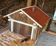 Gartenhaus-Rohbau mit rotem Dach