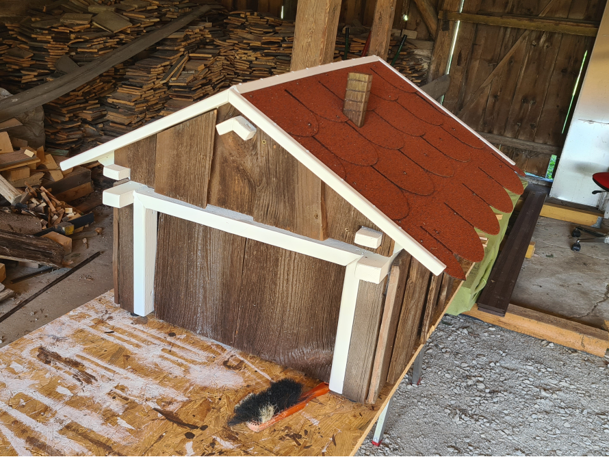 Gartenhaus-Rohbau mit rotem Dach