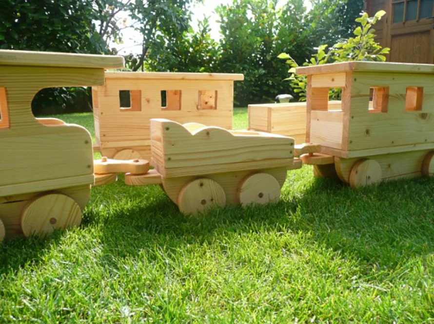 Holzeisenbahn auf Rasen