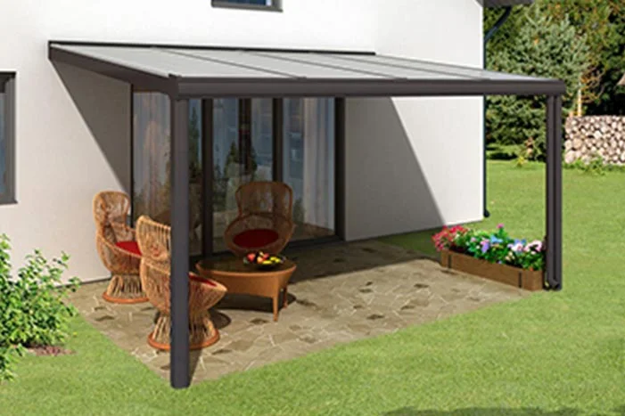 Moderne Terrassenüberdachung mit Gartenmöbeln