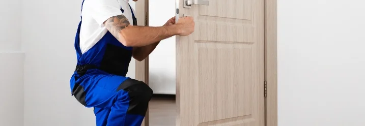 Person montiert Tür