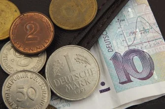 Nahaufnahme von DM-Münzen und einem 10-DM-Schein
