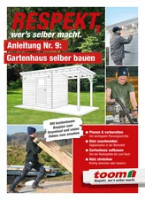 Eine Person trägt Holzbalken.