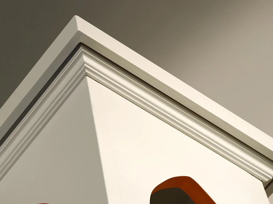 Detail einer weißen Holzkonstruktion