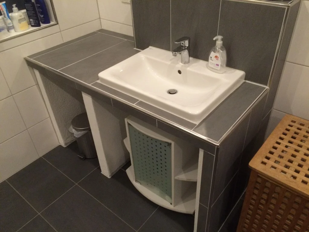 Waschbecken auf einem Waschtisch