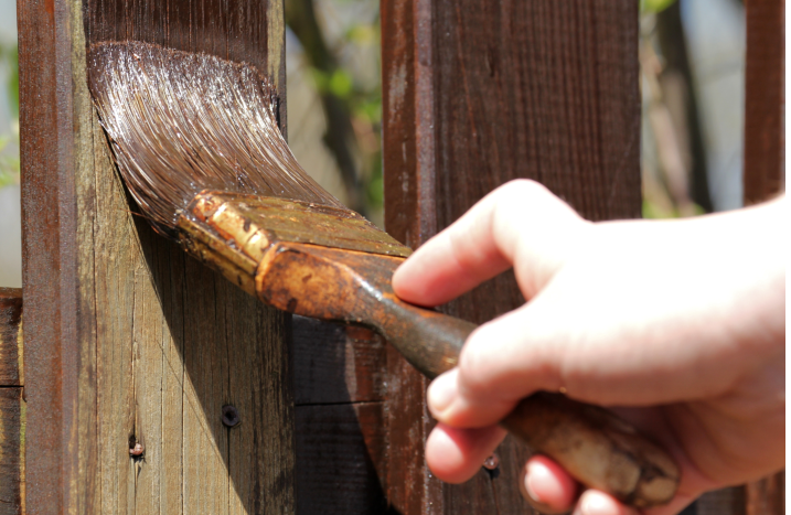 Holz wird mit Lack gestrichen