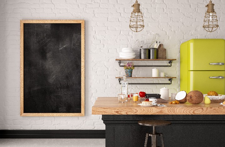 Leere Tafel zum beschriften in einer im Vintagestil eingericheten Küche