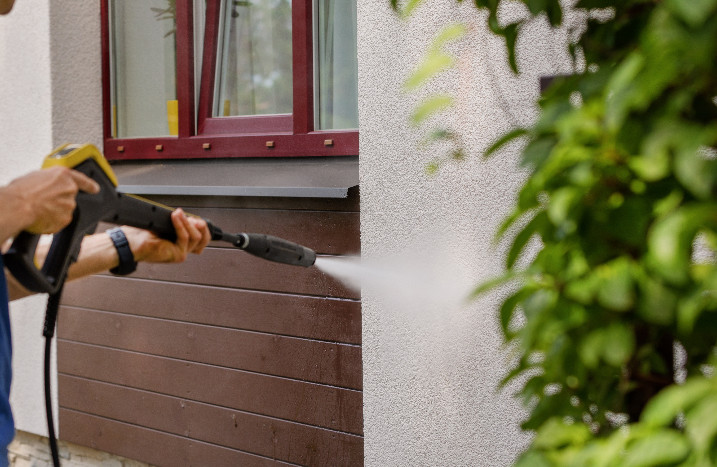 Fassade wird mit Hochdruckreiniger gereinigt