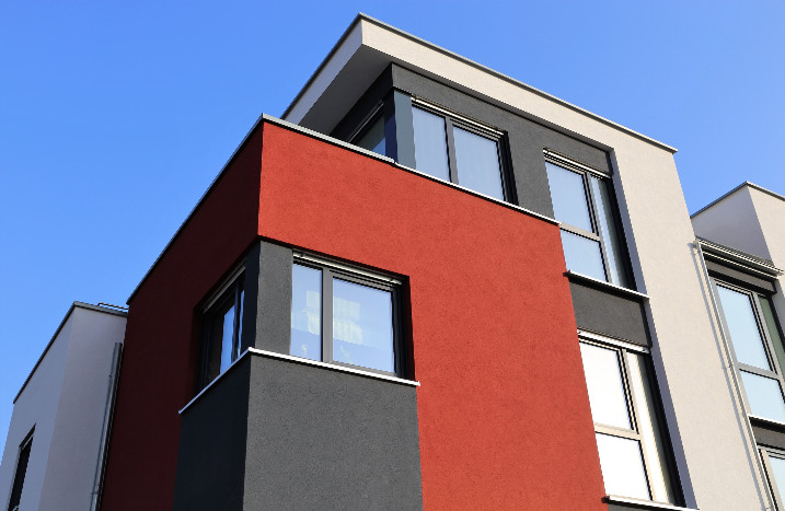 Moderne Fassade in rot, weiß, grau