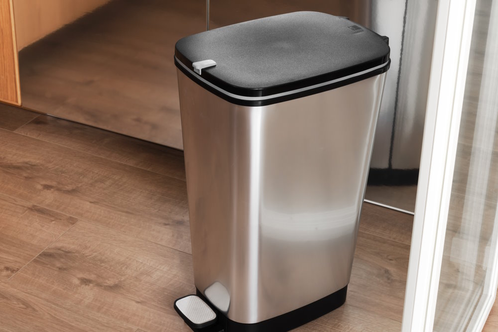 Silberner Mülleimer mit schwarzem Deckel