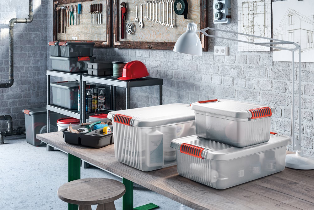 Werkstatt mit Werkzeug und Plastikboxen