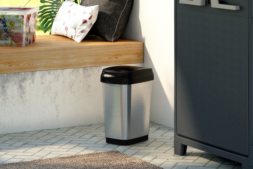 Silberner Mülleimer mit schwarzem Deckel