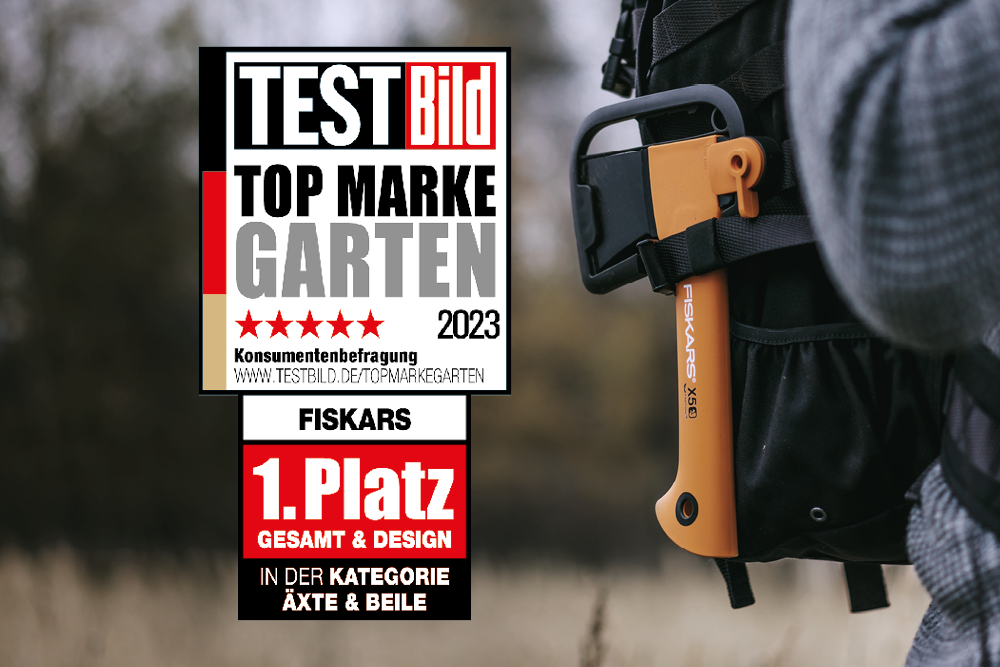 Eine Axt ist an einem Rucksack befestigt. Daneben 2 Siegel