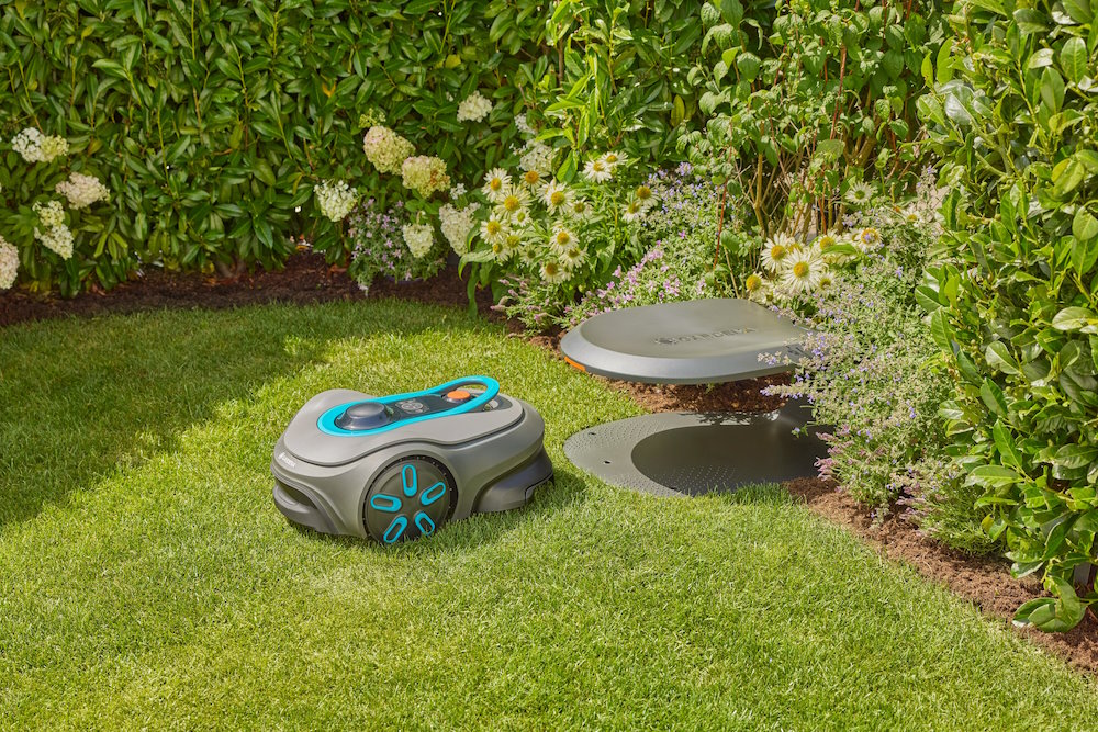 Ein Rasenmähroboter auf einem Rasen.