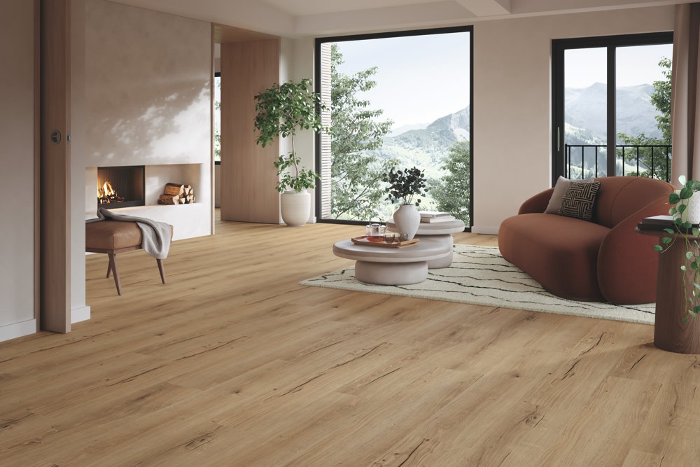 Helles Wohnzimmer mit Bergblick