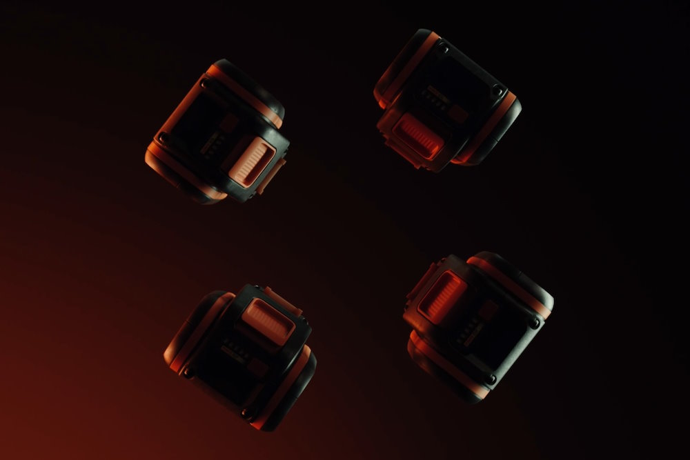 Vier Akkus schweben im Raum