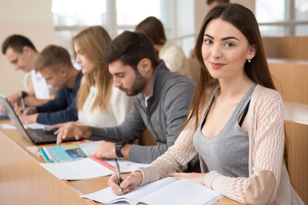 Frau schreibt auf Papier