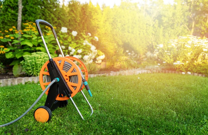 Gartenschlauch auf Rasen