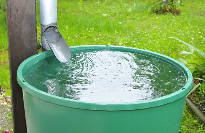 Wasser läuft in Regentonne