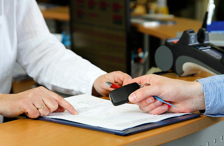 Autoschlüssel werden nach Unterschrift von Vertrag übergeben