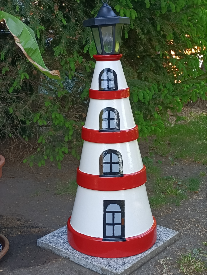 Dekorativer Leuchtturm aus Blumentöpfen