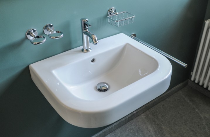 Weißes Waschbecken