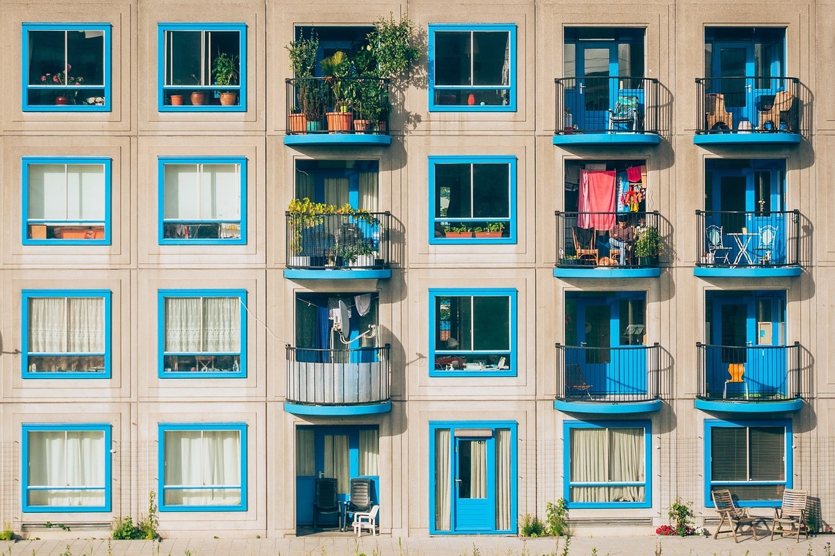 Fassade eines Mehrfamilienhauses mit Balkonen