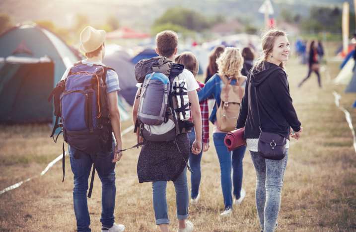 Junge Menschen auf Festivalgelände